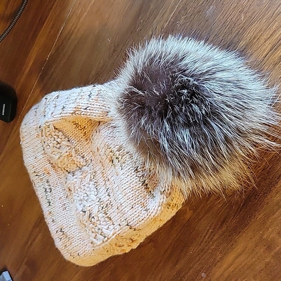 Hand knit wool cap with real racoon fur pom - Picture 6 of 6